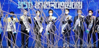 박수치는 민주당 이재명 신임 당 대표