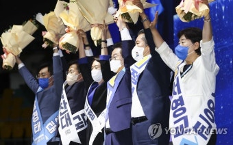 최고위원들과 손 맞잡아들고 인사하는 민주당 이재명 신임 당 대표