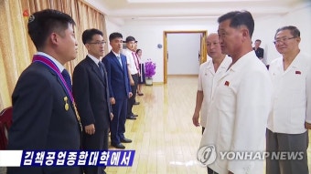 북한 김덕훈 내각총리, 청년절 맞아 청년들 축하