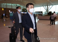 출국하는 안성일 신통상질서전략실장