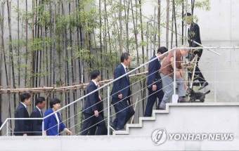 평산마을서 만난 문재인 전 대통령과 이재명 대표