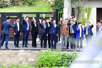 지지자에 인사하는 문재인 전 대통령과 이재명 당 대표