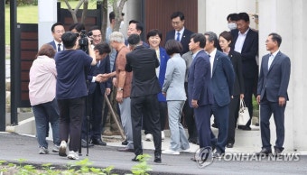 문재인 전 대통령-이재명 당 대표 악수