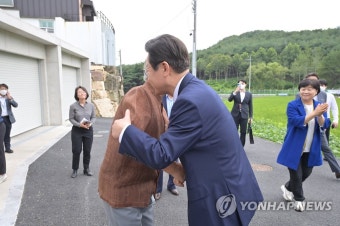 이재명 대표와 포옹하는 문재인 전 대통령