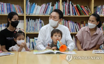 공동육아 어린이, 부모들과 대화하는 윤석열 대통령