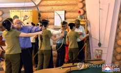 메아리사격관 참관하는 북한 주재 쿠바대사관 성원들