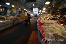 비교적 한산한 시장 골목