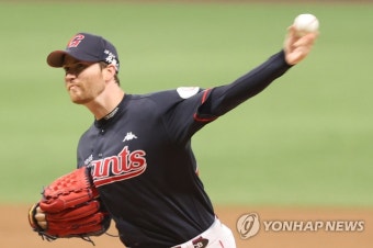 역투하는 롯데 선발 반즈
