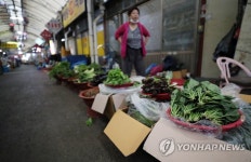 전통시장에 쌓여있는 채소