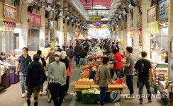 추석 앞두고 장 보는 시민들
