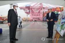 부산항 신항 개발계획 보고받는 윤석열 대통령