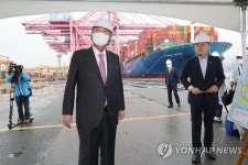부산항 신항 개발계획 보고받는 윤석열 대통령