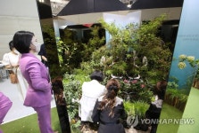 작은 공간에 깊숙하고 넓은 정원