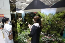 작은 공간에 깊숙하고 넓은 정원