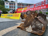 [현장in] 폐교 정문 막고 선 부산 감천문화마을 주민들…편의시설 필요