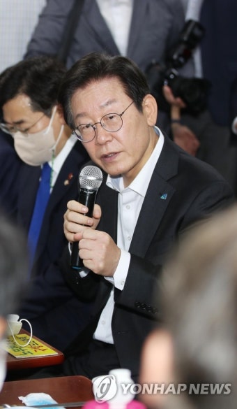 전통시장 상인들과 오찬 간담회 하는 이재명 대표