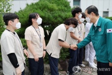 안동 요양병원 관계자 격려하는 한덕수 총리