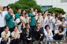 한덕수 총리, 안동 요양병원 방문