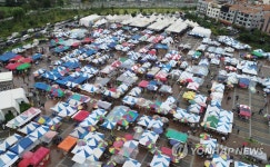 추석 앞두고 펼쳐진 모란시장 천막들