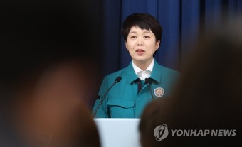 윤 대통령 철야 비상근무 밝히는 김은혜 홍보수석