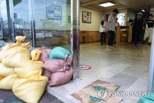 태풍 대비에 텅 빈 식당