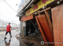 부서져 있는 수영구 민락수변공원 앞 상가