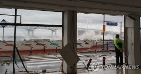 부서져 있는 부산 민락수변공원 앞 상가