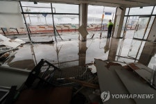 부서져 있는 부산 수영구 민락수변공원 앞 상가