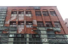 구조물 떨어져 나간 요양병원
