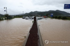 물에 잠긴 경주 톨게이트 인근 도로