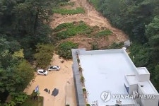 [태풍 힌남노] 포항 대흥중 뒤편 산사태…승용차 밀려나기도(종합)