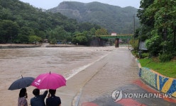 침수된 원주 간현관광지 내 진입도로