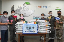 공군 1전비, 추석 앞두고 지역 경로당에 쌀 전달