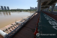 복구가 필요한 난간