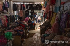 추석 맞이해 물건 가득채운 옷집은 절망