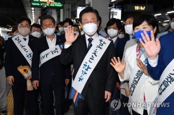 이재명, 용산역서 귀성 인사…