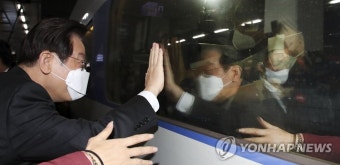 용산역 찾아 귀성인사 하는 이재명