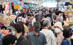 추석 앞두고 모처럼 활기 찾은 재래시장