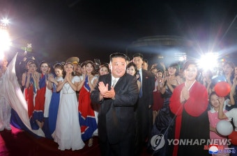 정권수립 74주년 경축행사에 참석한 북한 김정은·리설주 부부
