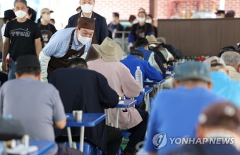 무료급식소 찾은 시민에게 인사하는 윤석열 대통령