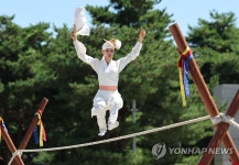 묘기에 가까운 줄타기 공연