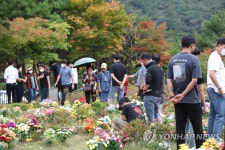 북적이는 광주 영락공원