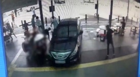 영동고속도 휴게소서 승용차가 야외 테이블 돌진…2명 다쳐