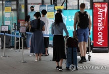 붐비는 공항 코로나19 검사소