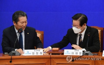 이재명 대표에게 손 내미는 정청래 최고위원