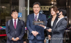 답변하는 이병철 변호사