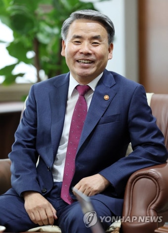 연합뉴스와 인터뷰하는 이종섭 국방부 장관