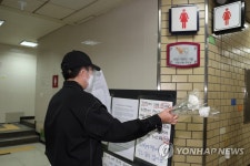 신당역 화장실 앞에 추모의 꽃 놓는 시민