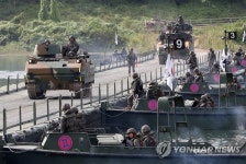 부교로 강 건너는 장갑차