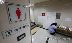 신당역 화장실 앞에 마련된 추모공간